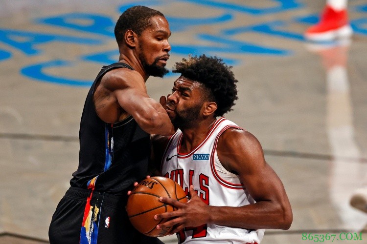 频频打铁！杜兰特三节17投仅4中 出现5次失误