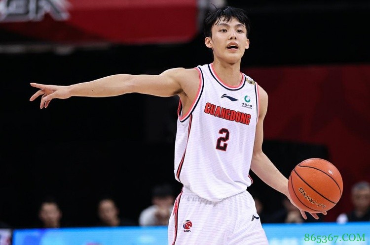 李群:中国篮球选材偏高大化 培养后卫最重要的是球商和训练水平