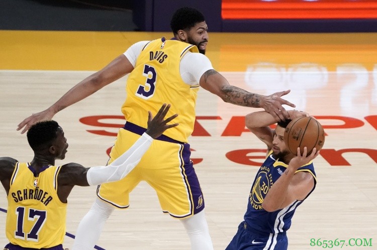 施罗德:库里这球员很离谱 如果他想他有能力以一人之力赢得比赛