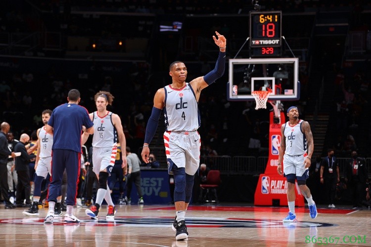 布鲁克斯：几个月前战绩不佳时 威少就发表演讲说会带队进季后赛