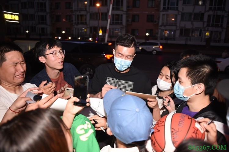 郭艾伦抵达男篮集训地被球迷包围 杜指导率领众人一同抵达