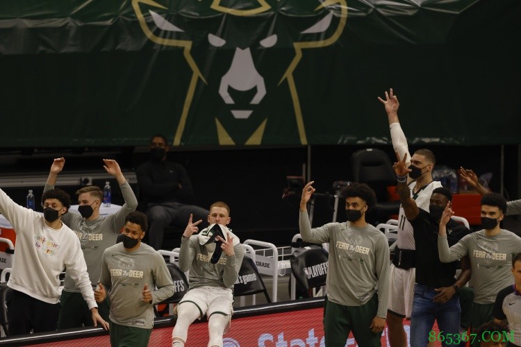 雄鹿全场轰进22记三分 刷新球队季后赛单场三分纪录