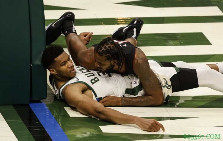 你软得像...?系列赛3场热火全队合计扣篮5次 字母哥14次