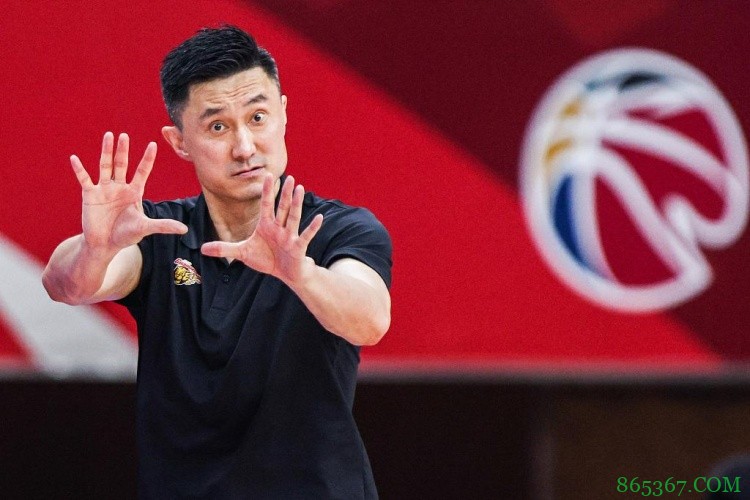 杜锋曾向CBA提出比赛时拿掉麦克风 但因涉及转播需求未能成行