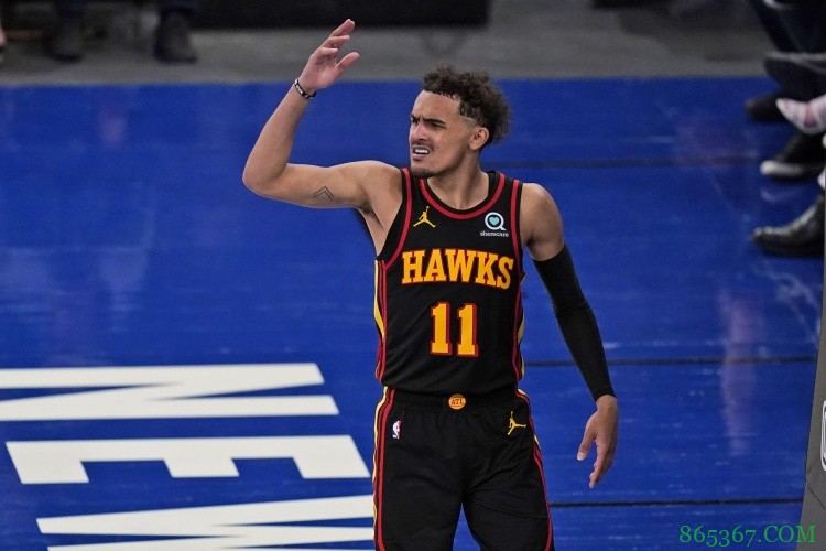 特雷-杨生涯前两场季后赛都砍下30+ 历史第六人