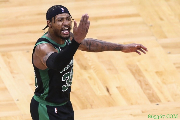 单节三分球3投全中！斯玛特第三节砍下10分4助攻