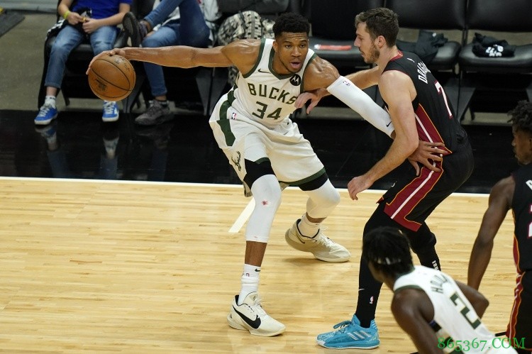 字母哥今日比赛送出15次助攻 大幅刷新个人季后赛最高纪录