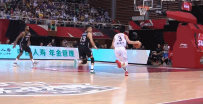 胡明轩被郭艾伦犯规倒地不起 杜锋索要违体、轩妈场边眼神关切