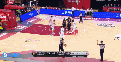 尴尬!郭艾伦想借助威姆斯的背发球 后者转身抢断造成犯规