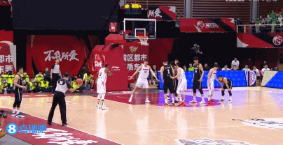 尴尬!郭艾伦想借助威姆斯的背发球 后者转身抢断造成犯规