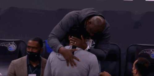 难过！母亲节对阵魔术 唐斯赛前趴在父亲怀里哭泣