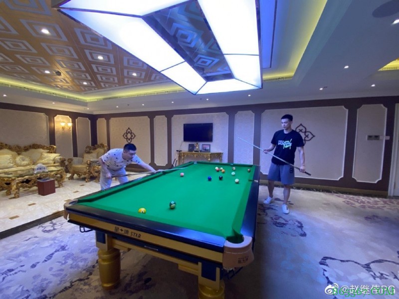 赵继伟与丁俊晖打台球:跟球王打完球觉得我的水平提高了