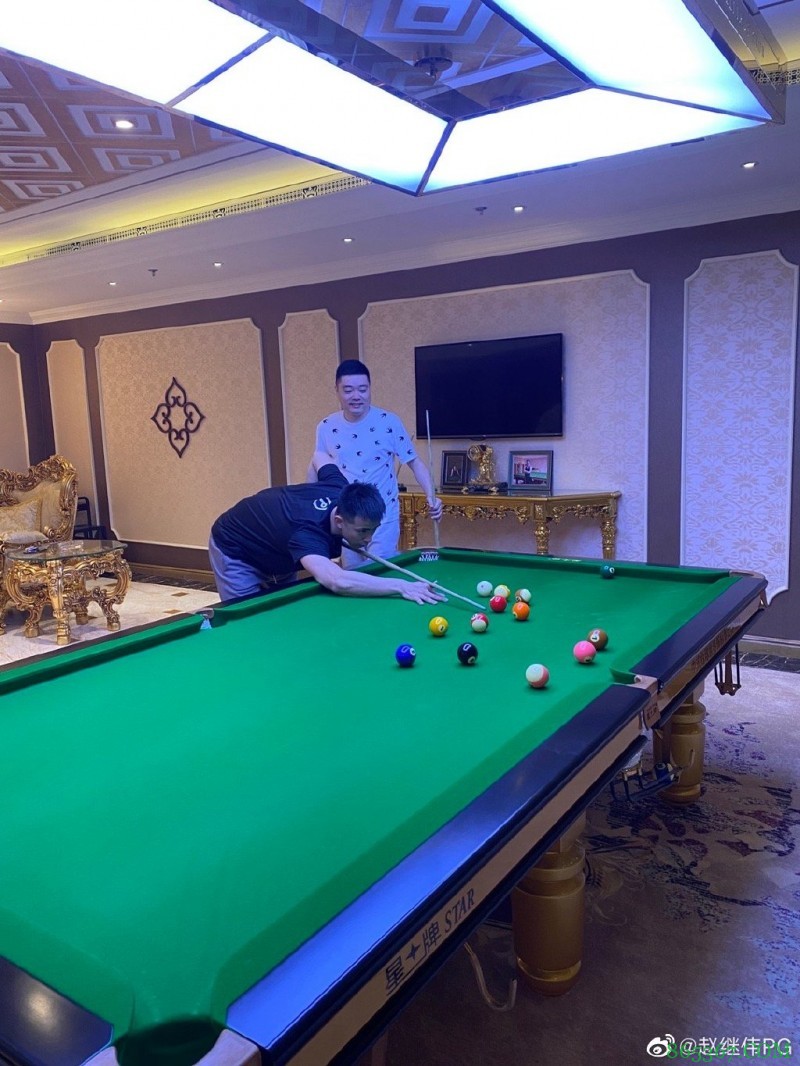 赵继伟与丁俊晖打台球:跟球王打完球觉得我的水平提高了