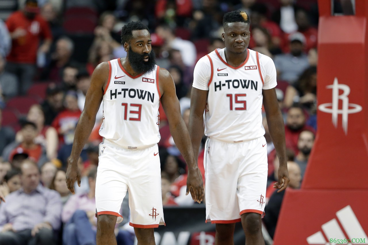 霍华德曾在为哈登掩护时故意失误 卡佩拉在二人关系恶化时做调解