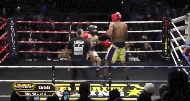 奥多姆参加拳击赛名人赛 全程利用身高臂展碾压最终KO对手