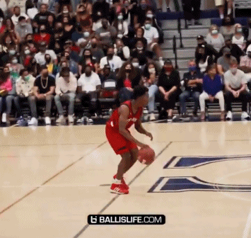 ?布朗尼复出首战末节命中关键三分 老詹场边激动鼓掌庆祝