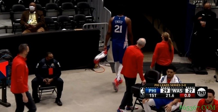 疑似受伤？恩比德返回更衣室进行治疗