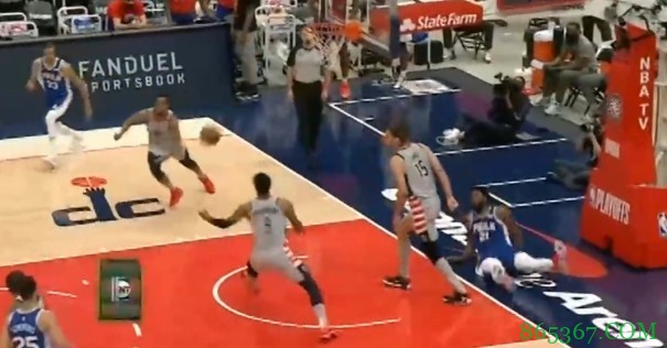 疑似受伤？恩比德返回更衣室进行治疗