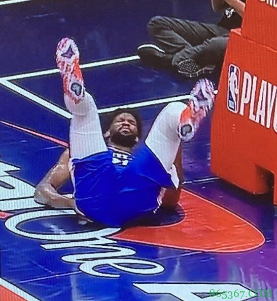 76人官方：恩比德右膝酸痛 本场比赛不会回归