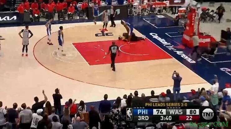 球迷冲入场内干扰比赛被擒拿 特雷-杨：哗众取宠