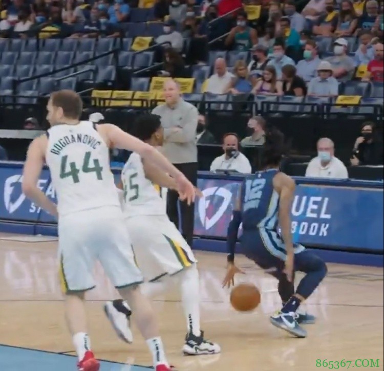 骗过所有人！莫兰特背后运球晃过米切尔 打板上篮命中