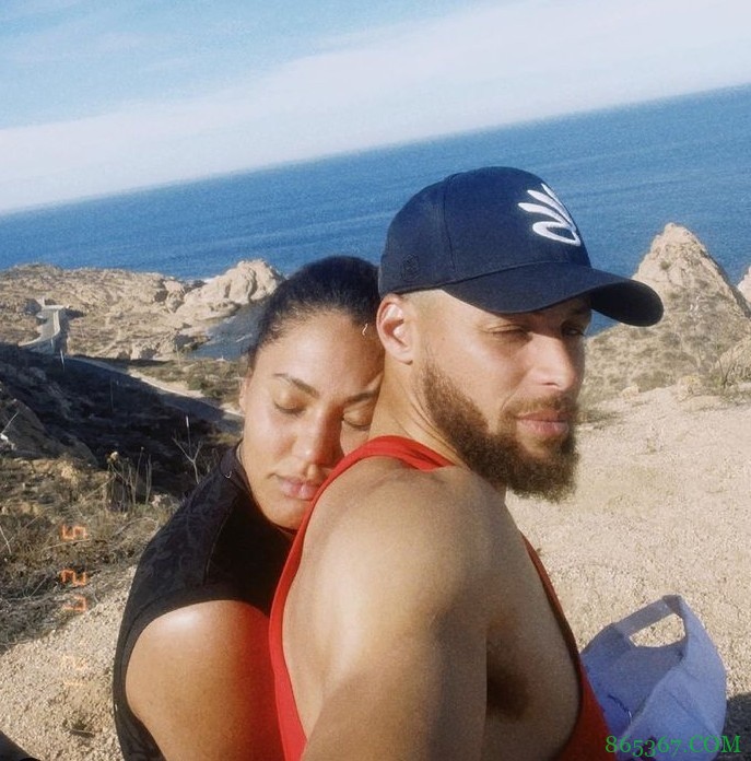 库里社媒晒与夫人享受假日组图:每件事都是最好的安排