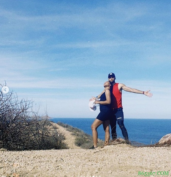 库里社媒晒与夫人享受假日组图:每件事都是最好的安排