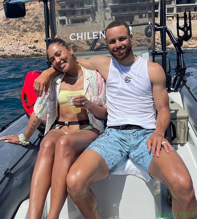 库里社媒晒与夫人享受假日组图:每件事都是最好的安排