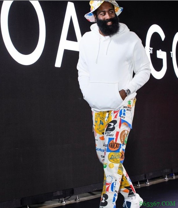 心情不错！哈登社媒晒时尚照&小球迷收鞋照：快乐的地方