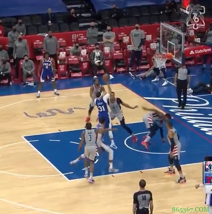 飞到广告牌去了!赛斯-库里急停晃飞八村塁抛投命中