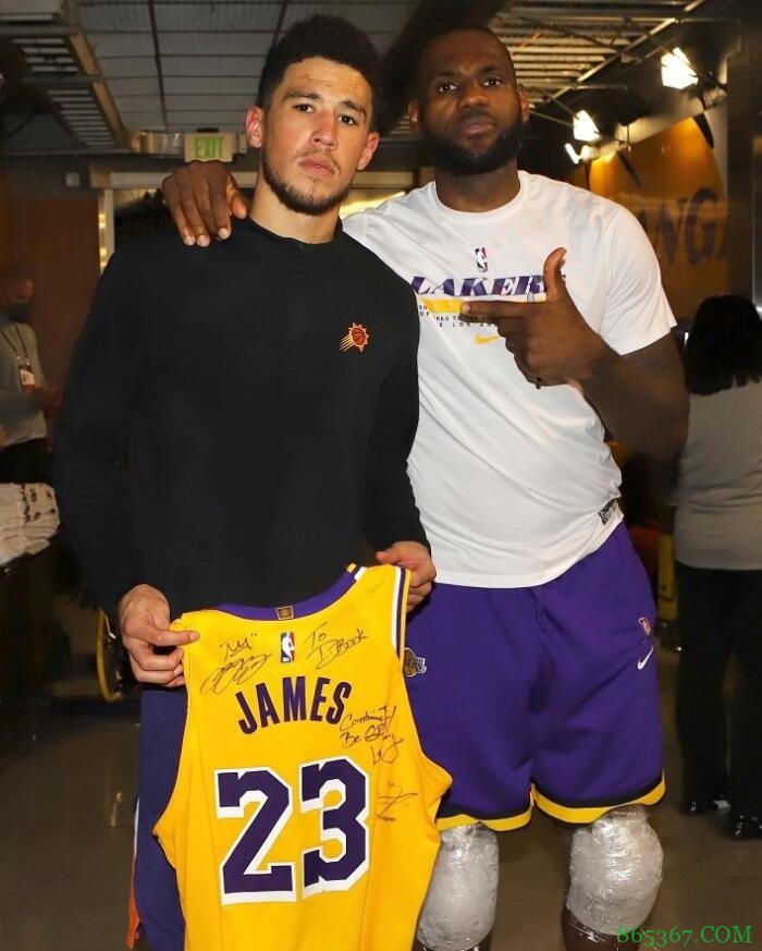 价值不菲！布克所得球衣或成詹姆斯最后一件比赛用湖人23号球衣