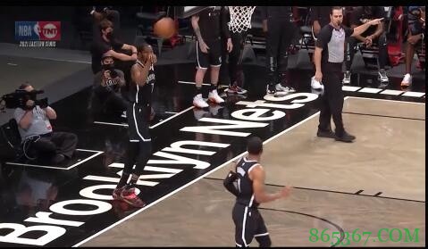 活久见！杜兰特五大囧：发底线球直接砸到篮板出界