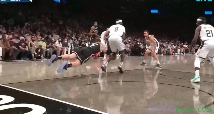 你可太拼了！格里芬飞扑两米砸地争抢篮板