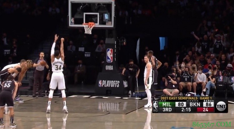 来了!篮网主场也为字母哥罚球计时? 大屏显示超时&2罚不中