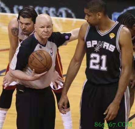 揭秘|NBA裁判员：承受球迷球员的双重压力 被忽视的心理问题群体