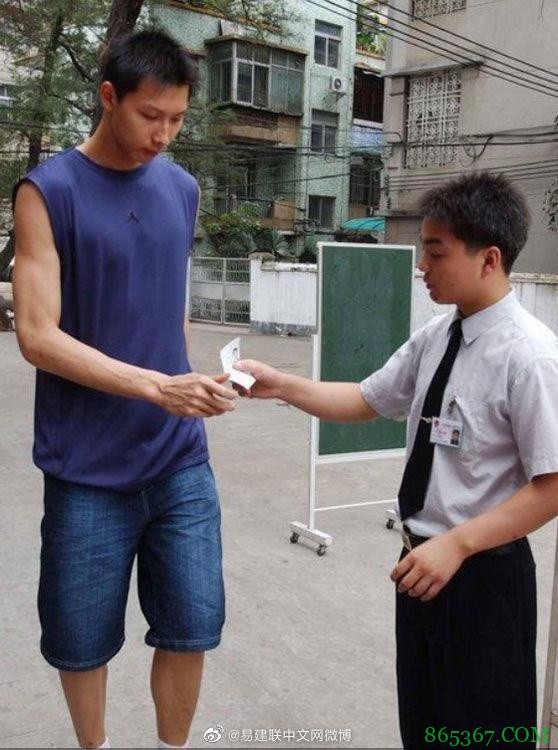 易建联中文网向考生送祝福：那个男人高考没带笔不也考上大学了