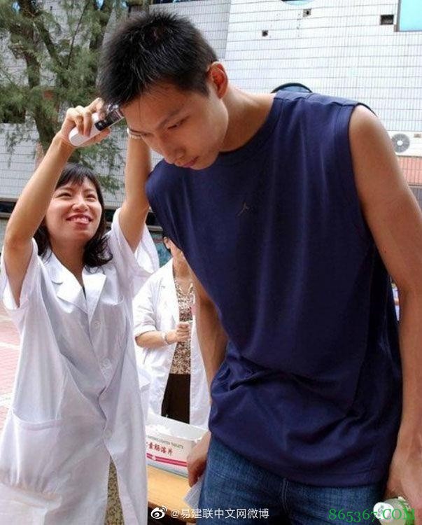 易建联中文网向考生送祝福：那个男人高考没带笔不也考上大学了