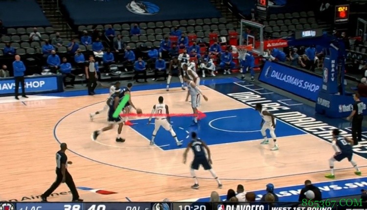 【录像分析室】顶级挡拆手最常用的进攻小技巧-把防守人卡在身后