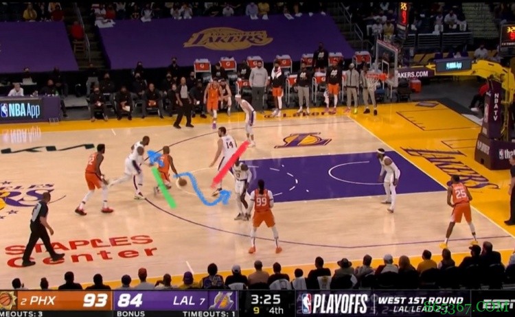 【录像分析室】顶级挡拆手最常用的进攻小技巧-把防守人卡在身后