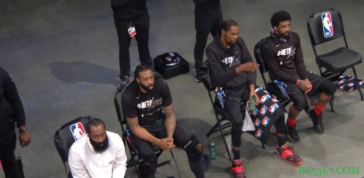 哈登场边观战 暂停时和小乔丹、杜兰特以及欧文并排坐