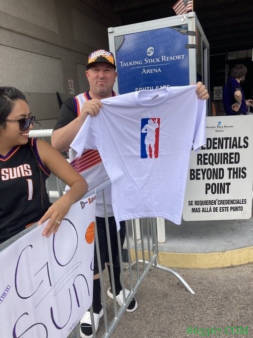 虾仁猪心！太阳球迷将克劳德跳舞logo印上T恤 带到G1现场