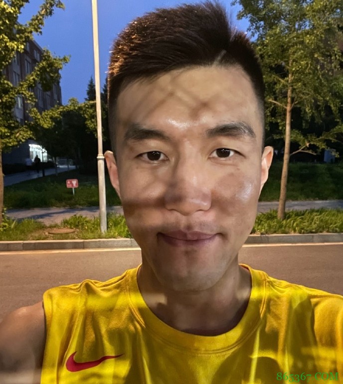 郭艾伦晒自拍:大家高考加油啊!