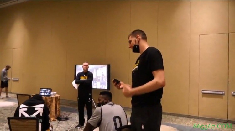 约基奇:MVP是个人荣誉 但没有队友的帮助我做不到的