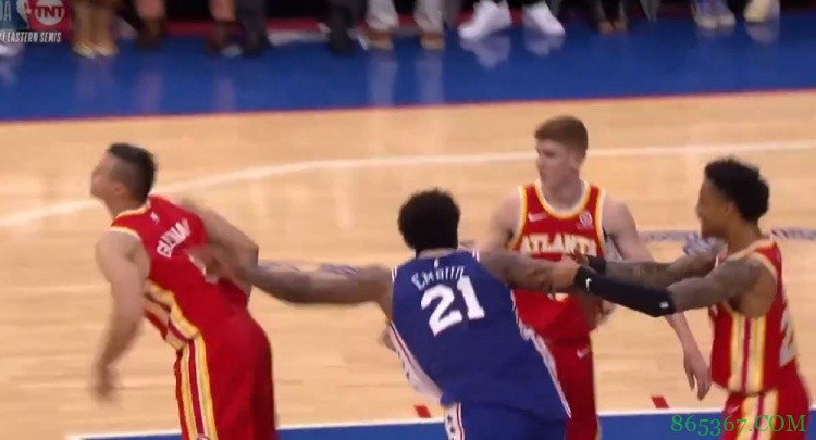 恩比德倒地起身和加里纳利发生冲突 裁判吹罚双方技术犯规