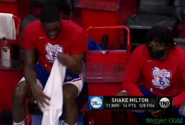 奇兵！米尔顿12分钟14分正负值+17提前打卡 让首发打垃圾时间