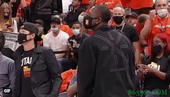 韦德转发自己抖肩庆祝GIF:这座球馆今晚充满了能量