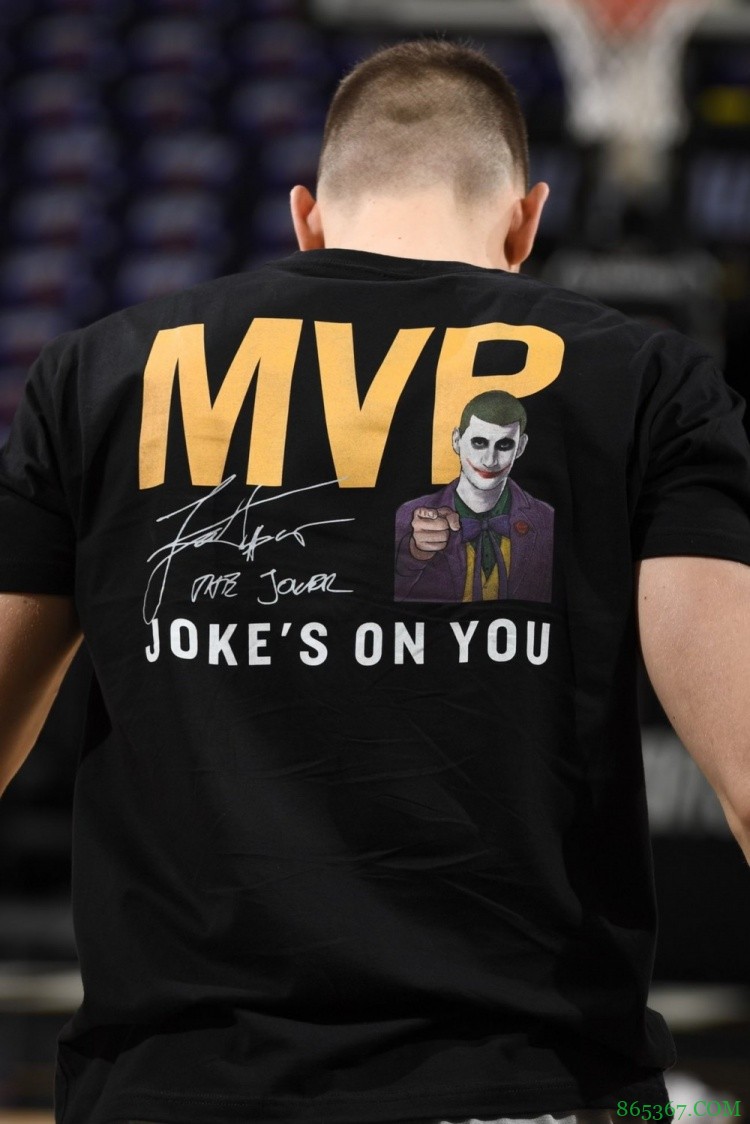 让你低估我？约基奇热身时上身MVP特制嘲讽版T恤