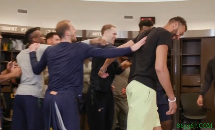 ?其乐融融！爵士众将在更衣室为戈贝尔欢呼庆祝