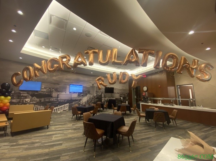 ?其乐融融！爵士众将在更衣室为戈贝尔欢呼庆祝