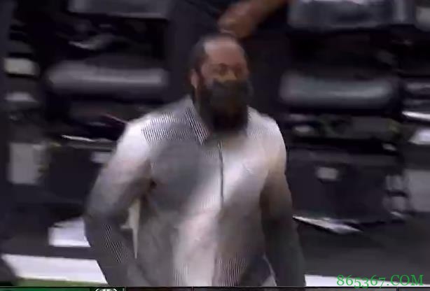 气氛组!布朗连续4个抛投 哈登场边怒吼庆祝抢镜